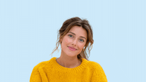 Personne travaillant sur un ordinateur en formation, illustrant le Certificat RH en Suisse